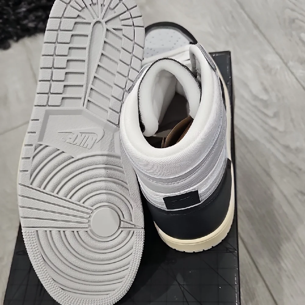 New High-Top Sneakers in Black and White - Picture 6 of 7